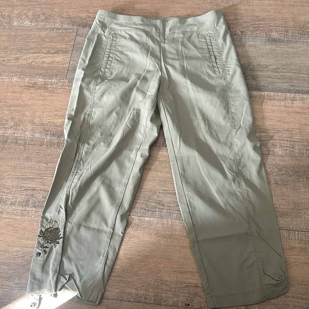 Chico's Zenergy Flower Embroidered Stretch Crop Pants Size 0 green